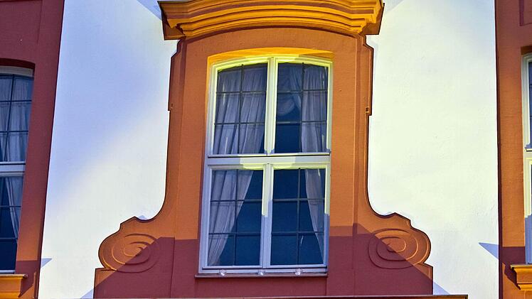 Stimmungsvoll beleuchtet: Fassadendetail des ehemaligen Jagdschlosses in Bad Rodach.