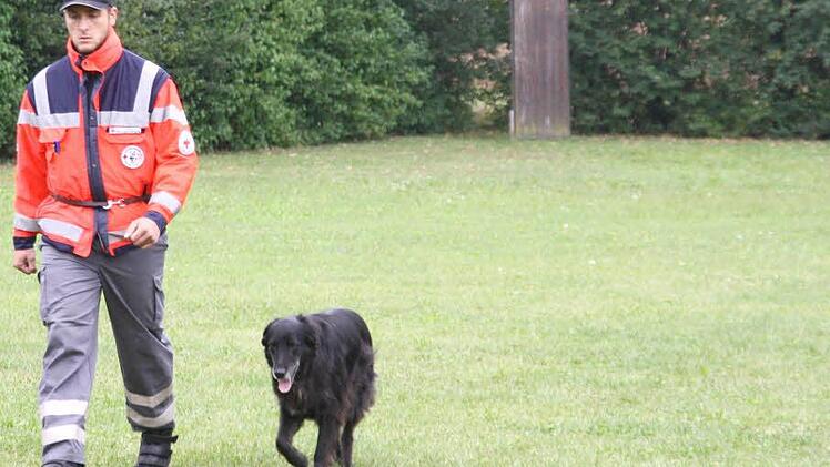 Sebastian Erner trainiert mit seiner Hündin Luna.