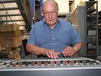 Friedrich Salzbrenner steuert vom Regietisch aus die Bamberger Fronleichnamsprozession. Foto: Matthias Hoch