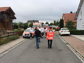 Im Stockheimer Pflegeheim Haßlach-Blick wurden gestern 33 Bewohner von den Einsatzkräften evakuiert und nach der Entwarnung wieder zurückgebracht. Foto: BRK
