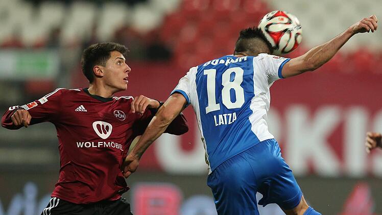 Nürnbergs Alessandro Schöpf (links) kämpft mit dem Bochumer Danny Latza um den Ball. Foto: Daniel Karmann/dpa