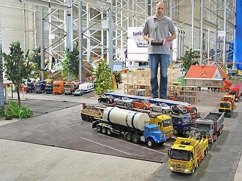 Funktionsmodellbauer Thomas Katzenberger während der Ausstellung in Niederlauer.  Foto: Manfred Mellenthin