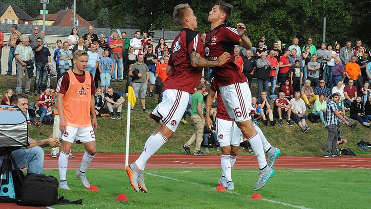 Impressionen vom Spiel des 1. FC Nürnberg (weiße Trikots) gegen die Würzburger Kickers (2:2). Foto: Hopf