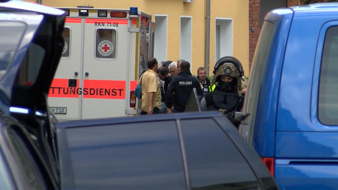 SEK Einsatz - Mann droht mit angeblicher Waffe