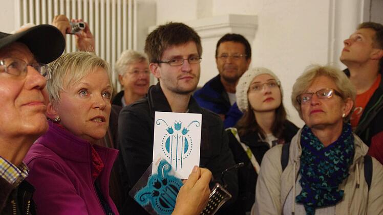 Petra Zenkel-Schirmer (2. v. l.) informierte über Schablonenmalereien und alte Putze. Foto: Marco Meißner