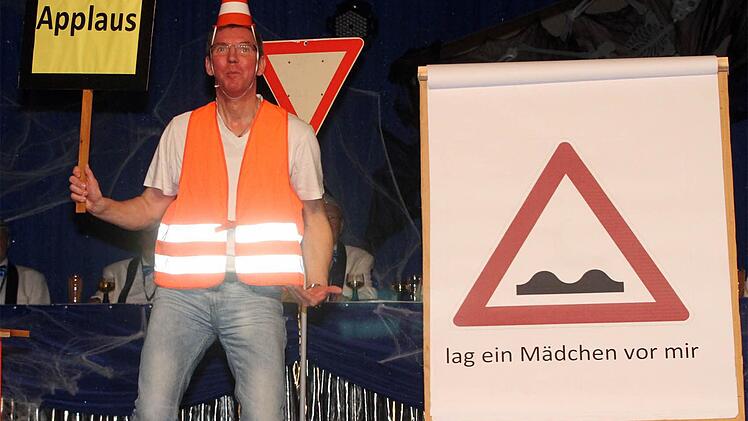 Ohne Worte, allein mit Verkehrsschildern erzählte Thomas Fischer ein Liebesabenteuer und fand in vielen Verkehrszeichen Erotik pur.Foto: Bertram Wagner