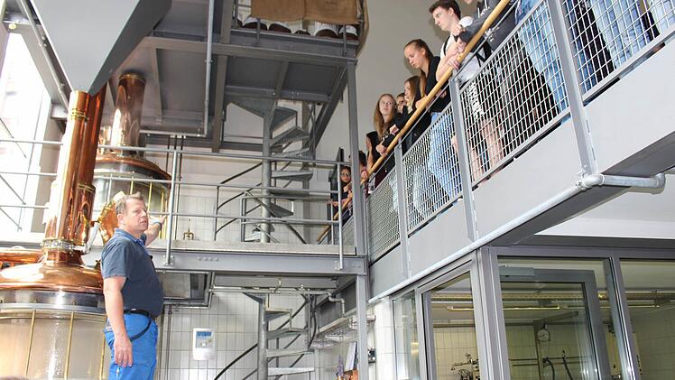 Braumeister Robert Boser erläutert interessierten SchülerInnen den Brauvorgang im Gläsernen Sudhaus des Bayerischen Brauereimuseums. Foto: Kulmbacher Brauerei