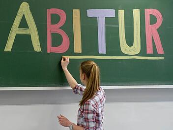Ende Mai beginnen die Abi-Prüfungen. Am 19. Juni sollen die Noten bekannt gegeben werden, Zu spät finden viele Schüler und fordern eine Vorverlegung von der Politik.  Foto: Tobias Kleinschmidt, dpa