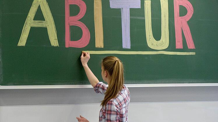 Ende Mai beginnen die Abi-Prüfungen. Am 19. Juni sollen die Noten bekannt gegeben werden, Zu spät finden viele Schüler und fordern eine Vorverlegung von der Politik.  Foto: Tobias Kleinschmidt, dpa
