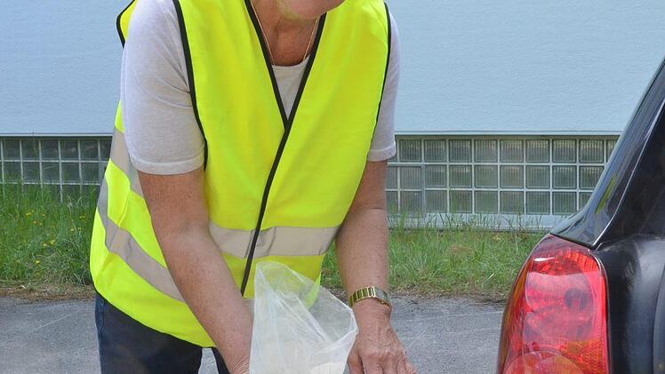 Heidi Bauersachs zeigt Schweinefutter.