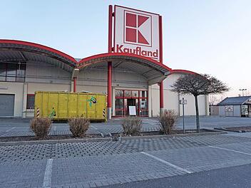 Im ehemaligen "Kaufland"-Gebäude in der Ohmstraße will "Rewe" einziehen. Foto: Richard Sänger
