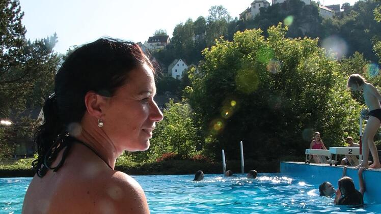 Das Freibad in Efloffstein mit Blick auf Burg Egloffstein.