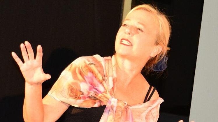 Das Publikum freut sich über die Verwandlungskünste der Schauspielerin Eleonore Daniel. Foto: Arthur Stollberger