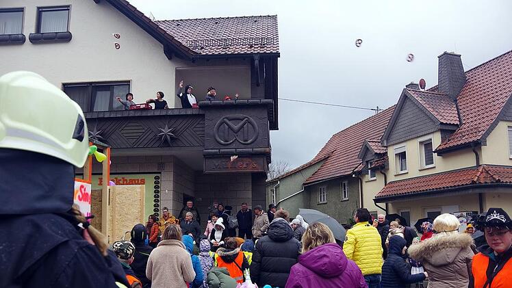 Die Brezeln flogen vom Balkon. Foto: Heike Schülein