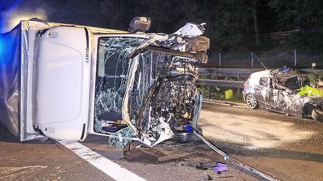 Weil er bei einem &Uuml;berholvorgang nicht auf den nachfolgenden Verkehr geachtet hatte, verursachte ein Brummifahrer auf der A 70 einen Unfall, bei dem nicht nur seit Klein-Laster (im Bild), sondern auch ein BMW (hinten) und ein Mercedes (unten) v&ouml;llig demoliert wurden.