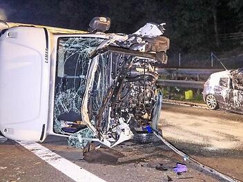 Weil er bei einem Überholvorgang nicht auf den nachfolgenden Verkehr geachtet hatte, verursachte ein Brummifahrer auf der A 70 einen Unfall, bei dem nicht nur seit Klein-Laster (im Bild), sondern auch ein BMW (hinten) und ein Mercedes (unten) völlig demoliert wurden.