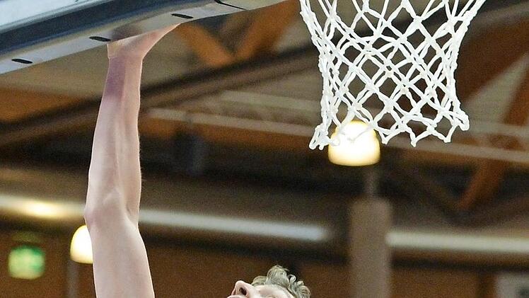 Im Hinspiel Mitte Januar in Crailsheim hielten die Bayreuther um Andreas Seiferth (Nr. 11) bei dessen 300. Bundesliga-Spiel lange mit, ehe sie mit 77:82 den Merlins mit Jamuni McNeace unterlagen. In der Oberfrankenhalle wollen die Korner-Männer den Spieß umdrehen.