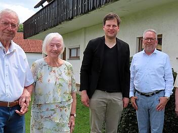 Hans und Regina Oelschlegel und die ersten Gratulanten zur Diamanthochzeit (von links): Zweiter Bürgermeister Holger Then und zwei ihrer Kinder, Hans-Georg und Christina