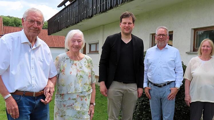 Hans und Regina Oelschlegel und die ersten Gratulanten zur Diamanthochzeit (von links): Zweiter Bürgermeister Holger Then und zwei ihrer Kinder, Hans-Georg und Christina