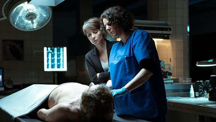 Elena Weber (Julia Koschitz, links) möchte von Rechtsmedizinerin Elke Bell (Cécile Gujer) mehr Informationen über "ihren" Toten.