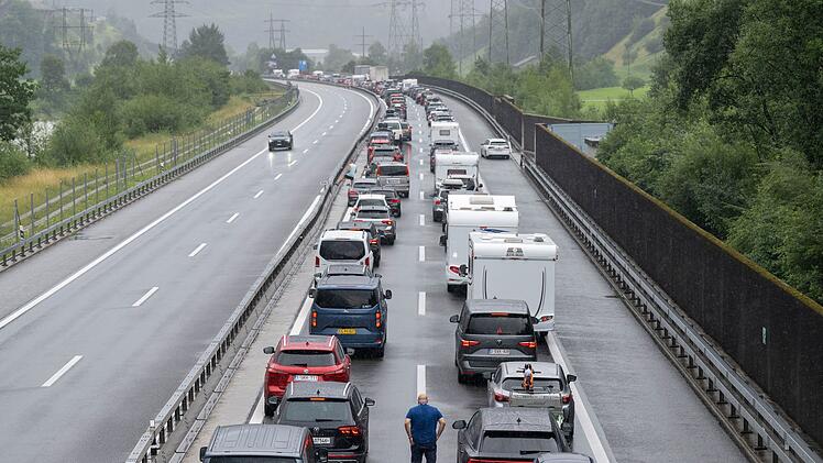 Im Kanton Uri staut sich der Verkehr vorm Gotthard