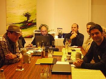 Ein kleine Runde der Stimmberechtigten: Bezirkstagskandidat Marcel Brozek (l.) und Landtagskandidat Richard Leopold (r.)