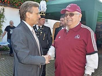 Bürgermeister Rainer Detsch (links) gratuliert Leonhard Kürzinger zum 75. Geburtstag und dankt für dessen vielseitiges ehrenamtliches Engagement. Foto: K.- H. Hofmann