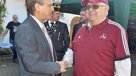 Bürgermeister Rainer Detsch (links) gratuliert Leonhard Kürzinger zum 75. Geburtstag und dankt für dessen vielseitiges ehrenamtliches Engagement. Foto: K.- H. Hofmann