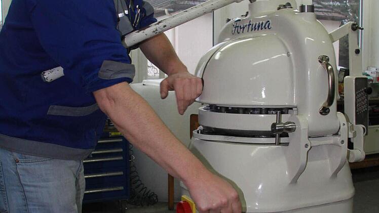 Stefan Gunzelmann (links) baut seit 30 Jahren die Fortuna-Automaten Foto: Thomas Heuchling