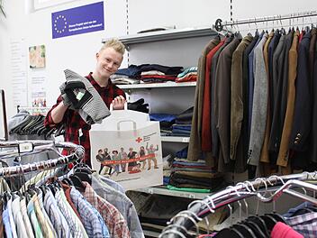 Im Second-Hand-Laden des BRK-Kreisverbandes in der Industriestraße in Haßfurt findet am Donnerstag eine Sonderaktion statt: Jedes Kleidungsstück wird dort für 150 Cent verkauft. Der Jugendliche Tobias ist einer der Verkäufer. Fotos: Christiane Reuther
