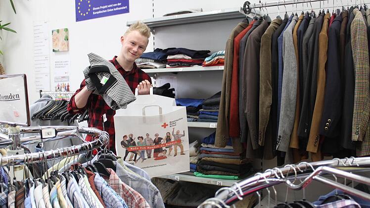 Im Second-Hand-Laden des BRK-Kreisverbandes in der Industriestraße in Haßfurt findet am Donnerstag eine Sonderaktion statt: Jedes Kleidungsstück wird dort für 150 Cent verkauft. Der Jugendliche Tobias ist einer der Verkäufer. Fotos: Christiane Reuther
