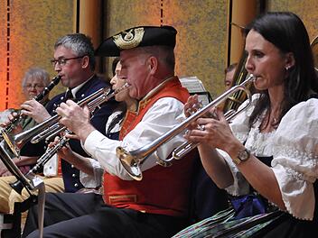 Die Schrolla Musikanten beim Fränkischen Heimatabend im Rossini-Saal. Die Musiker aus Vasbühl verstanden es nicht nur mit fränkischen Weisen, die Zuhörer mitzureißen. Foto: Peter Klopf