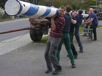 Die Landjugend Meeder hat rechtzeitig zum Maibaumfest ihre Beute nach Wolhbach zurück gebracht. Foto: Berthold Köhler