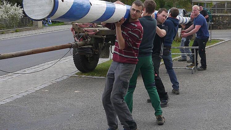 Die Landjugend Meeder hat rechtzeitig zum Maibaumfest ihre Beute nach Wolhbach zurück gebracht. Foto: Berthold Köhler