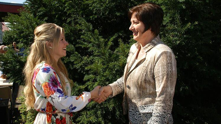 Die Jüngste und die Älteste in der Berufsfachschule für Kinderpflege schlossen mit dem gleichen Notendurchschnitt ab. Zur ihrer 1,4 gratulierten sich Elena Grüner (rechts) und Alena Putzka gegenseitig. Foto: Sabine Weinbeer