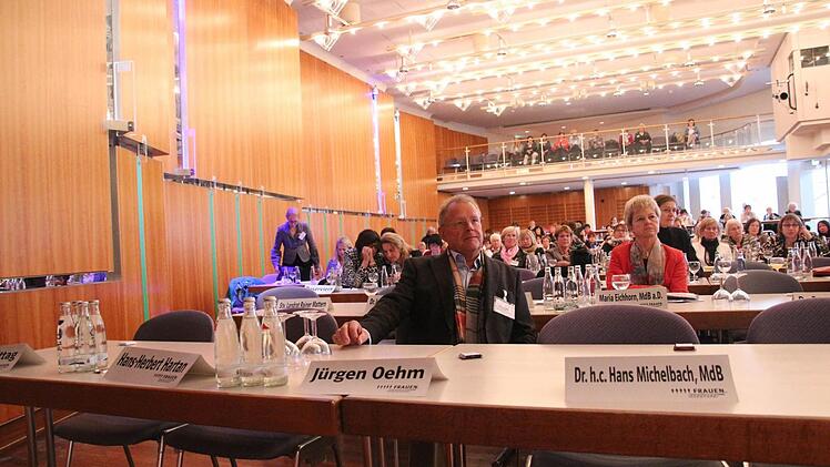 Anfangs einziger Mann am Tisch der Ehrengäste: Jürgen Oehm, Vorsitzendder der CSU-Stadtratsfraktion Coburg.