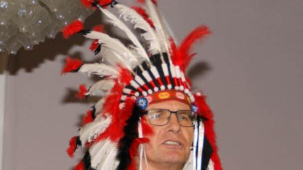 Über seltsame Veränderungen in der Gesellschaft sinnierte Häuptling Mäc Härder, Gastgeber des fränkisch-hessischen Comedy-Gipfels in Eltmann.