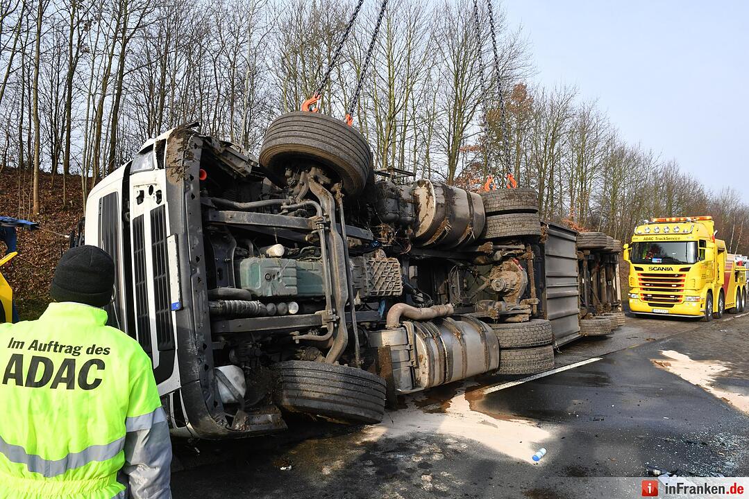 Lkw kippt auf A73 um - Autobahn in Richtung Nürnberg gesperrt