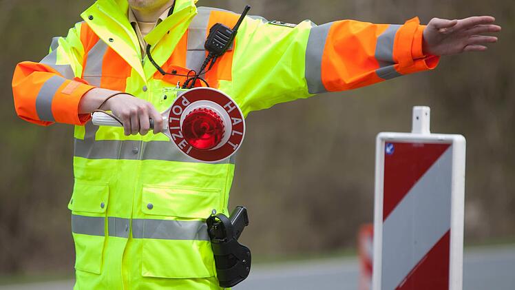 Eine Routine-Kontrolle auf der A9 nahm eine kuriose Wendung. Verdutzt beobachteten die Polizisten, wie ein Lkw-Fahrer kurzerhand mehrere Autos besch&auml;digte. Symbolbild: News5/Grundmann