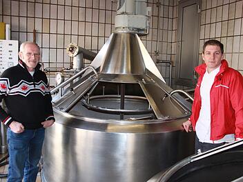 Klein aber oho: Alois und Thomas Rittmayer (von links) in ihrer Brauerei. Foto: Karina Brock
