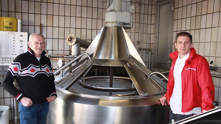 Klein aber oho: Alois und Thomas Rittmayer (von links) in ihrer Brauerei. Foto: Karina Brock