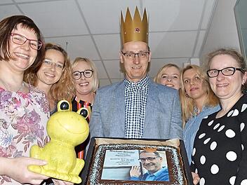 Michael Brendler (Bildmitte) wurde beim Umzug in die neuen Praxisr&auml;ume in der Kapellenstra&szlig;e 3 von seinem Team mit Marion Wainer, Corina Pusch, Tanja Gettmann, Nadine Kiesel, Verena M&uuml;ller-Brendler und Stefanie Kuhn &uuml;berrascht. Foto: Isolde Krapf