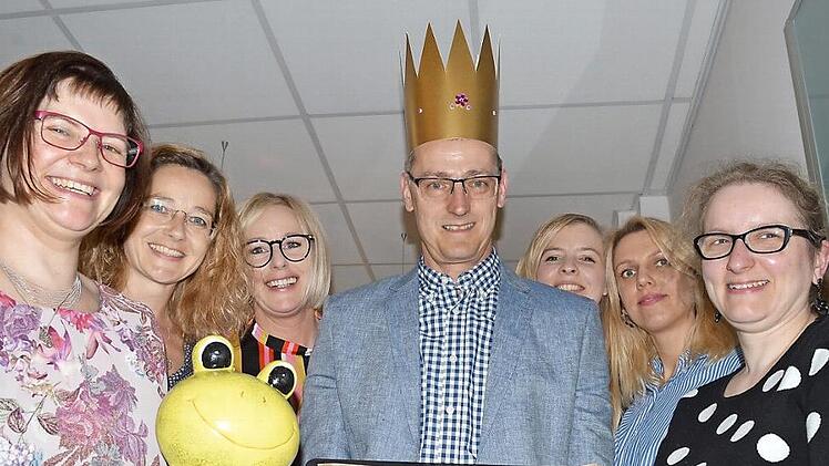 Michael Brendler (Bildmitte) wurde beim Umzug in die neuen Praxisr&auml;ume in der Kapellenstra&szlig;e 3 von seinem Team mit Marion Wainer, Corina Pusch, Tanja Gettmann, Nadine Kiesel, Verena M&uuml;ller-Brendler und Stefanie Kuhn &uuml;berrascht. Foto: Isolde Krapf