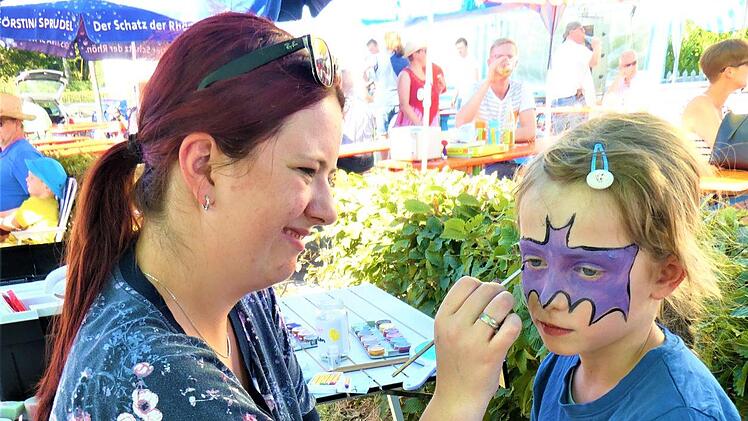 Großer Beliebtheit erfreute sich beim Jubiläumsfest des Gartenbauvereins Neuses im Bereich der Vereinshütte das Kinderschminken. Mit ruhiger Hand nahm Anna-Lena Lenhart die Prozedur vor. Johanna Horn durfte sich über eine ausdrucksstarke Bemalung freuen.Gerd Fleischmann