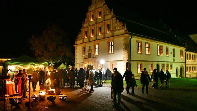 In den Abendstunden hatte das ehemalige Zisterzienserkloster dann eine besondere Atmosphäre durch die zahlreichen Lichter, vor allem auch an den Fenstern der Gebäude. Foto: Hanns Friedrich