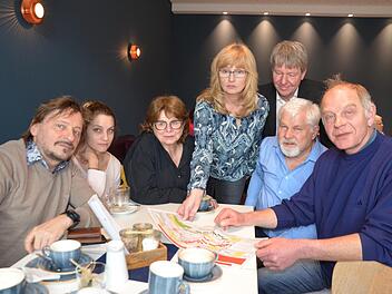 Die Freien Wähler gehen auf Konfrontation mit der Stadtspitze. Im Pressegespräch erläuterten mehrere Kandidaten das Wahlprogramm (von links): Dieter Hahn, Julia Groß, Inge Weiß, Birgit Süß, Manfred Welker, Wolfgang Schoepe und Manfred Horn.  Foto: Bernhard Panzer