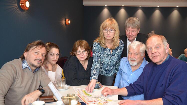Die Freien Wähler gehen auf Konfrontation mit der Stadtspitze. Im Pressegespräch erläuterten mehrere Kandidaten das Wahlprogramm (von links): Dieter Hahn, Julia Groß, Inge Weiß, Birgit Süß, Manfred Welker, Wolfgang Schoepe und Manfred Horn.  Foto: Bernhard Panzer