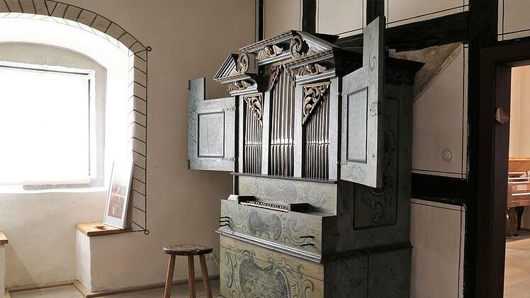Eine Zeitreise durch 2300 Jahre Orgelbaugeschichte erleben Besucherinnen und Besucher des Orgelbaumuseums in Ostheim vor der Rh&ouml;n. Beim Deutschen Orgeltag am 12. September erklingen bei kostenfreien F&uuml;hrungen viele der historischen Instrumente.