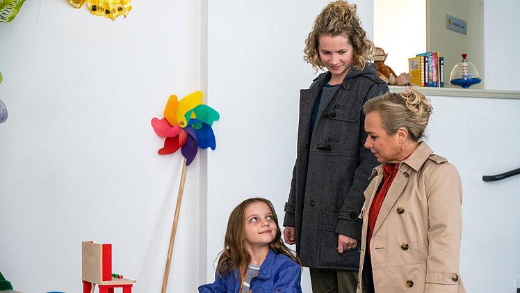 Eva Schatz (ChrisTine Urspruch, rechts) steht zwischen den Fronten: Sie kämpft für Christina (Cornelia Gröschel, Mitte) und ihre Tochter Marie (Rosa Wirtz) um das Sorgerecht. Der Anwalt der Gegenseite ist jedoch Evas Liebhaber ... Das ist beileibe nicht das einzige Geheimnis zwischen Anwältin und Mandantin. Auch Christina hat etwas zu verbergen.