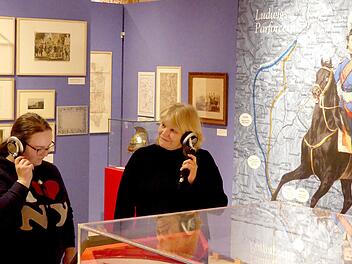 Blick in die Ausstellung, Medienstation mit zahlreichen Informationen zur Frankenreise des K&ouml;nigs.